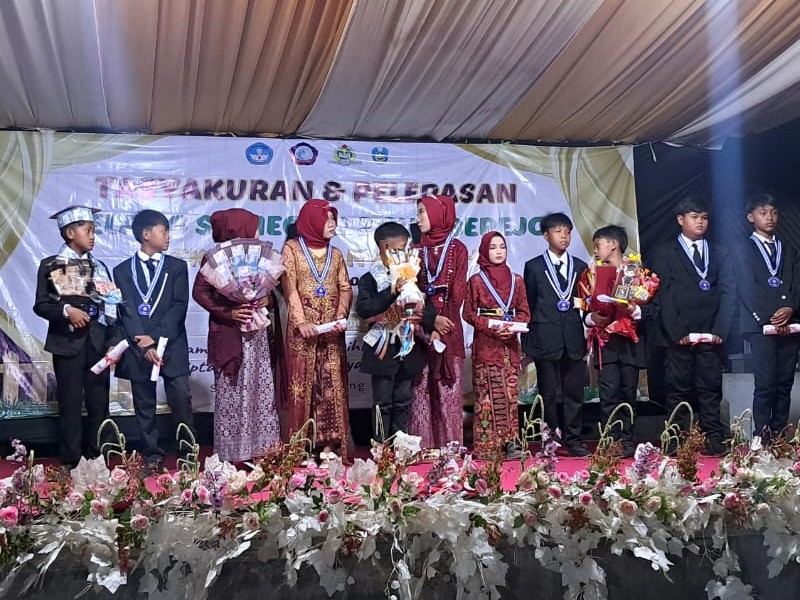 TASYAKURAN DAN PELEPASAN SISWA KELAS 6 TAPEL 2024/2025