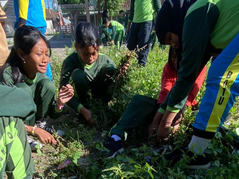 Kerja Bakti Membersihkan Lingkungan Sekolah